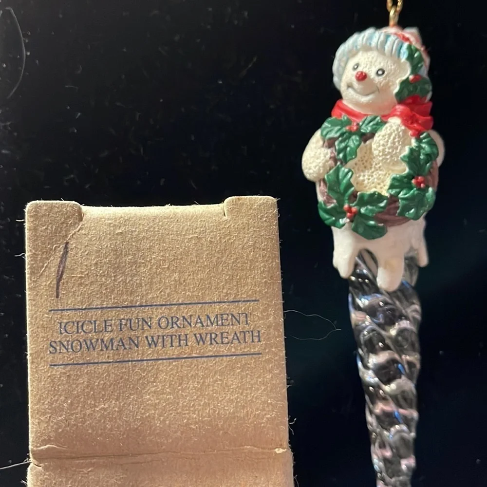 Avon Vintage 1995  “Icicle Fun Ornament Snowman with Wreath”
